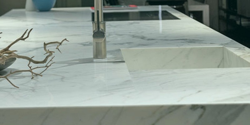 Escaleras de mármol de Huelva con diseño contemporáneo y esencia clásica